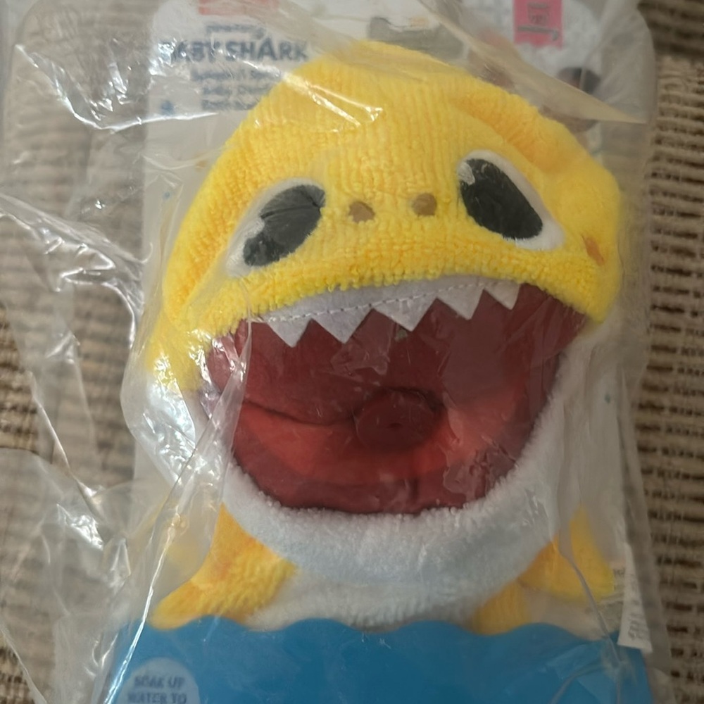 Baby Shark Splash and Spray Bath Buddy